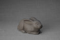 Gallery viewerに画像を読み込む, ウサギの遺灰壺 - グレーマット | セラミックバニー骨壷