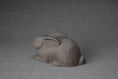 Gallery viewerに画像を読み込む, ウサギの遺灰壺 - グレーマット | セラミックバニー骨壷