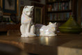 Gallery viewerに画像を読み込む, 座り猫火葬骨壷 - パールホワイト | セラミック | 手作り