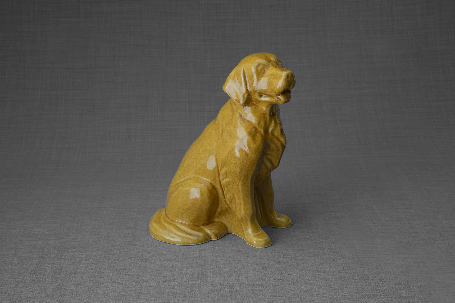 ゴールデンレトリバー犬の骨壺 - イエロー | 陶器