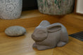 Gallery viewerに画像を読み込む, ウサギの遺灰壺 - グレーマット | セラミックバニー骨壷