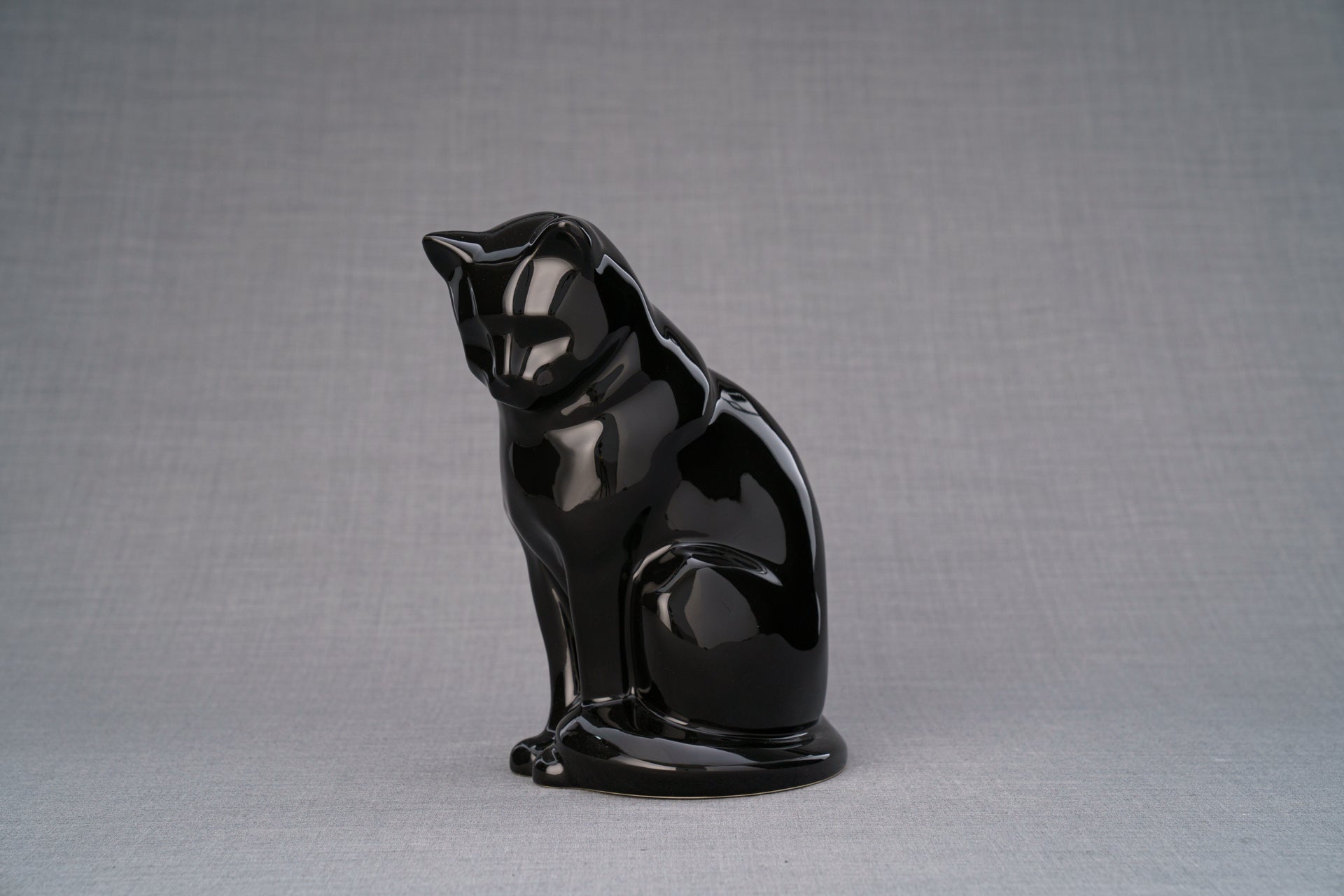 座り猫の骨壺 - ランプブラック | 陶器 | ハンドメイド – SpiriTails