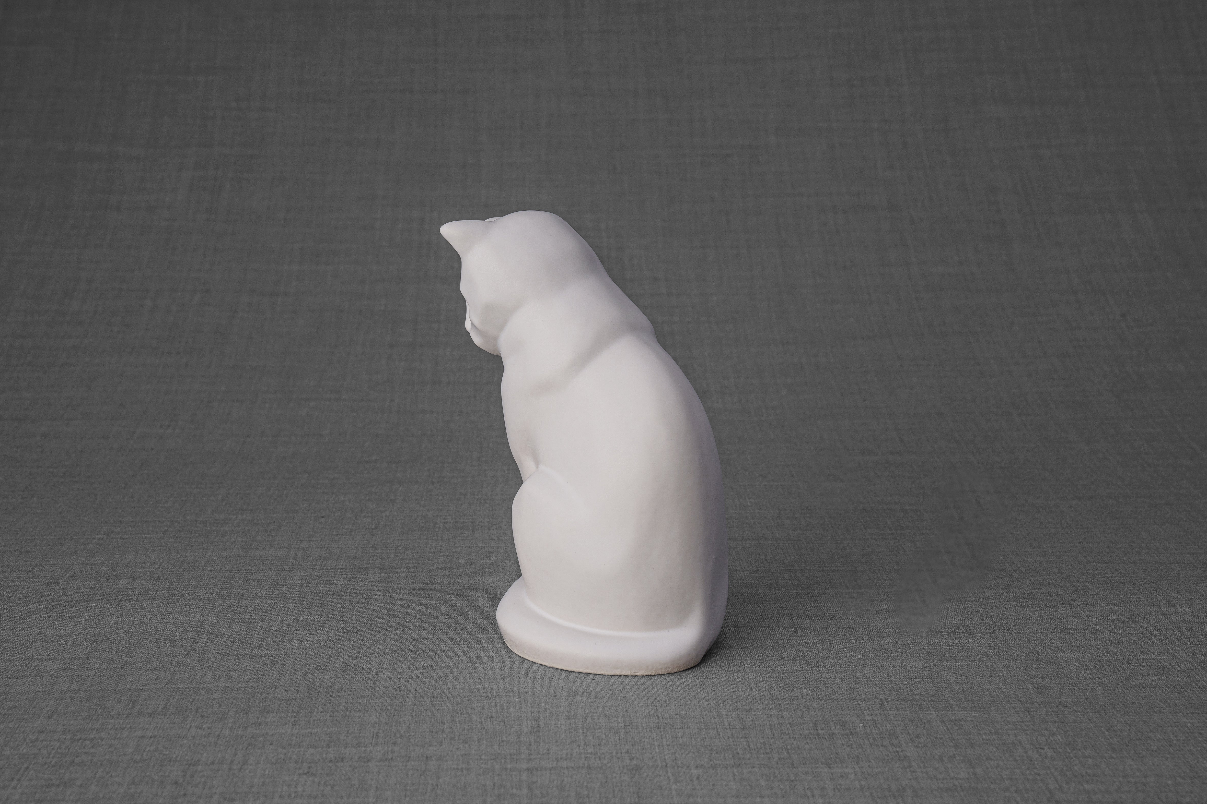 座り猫のミニ骨壺 - マットホワイト | 陶器 | ハンドメイド – SpiriTails