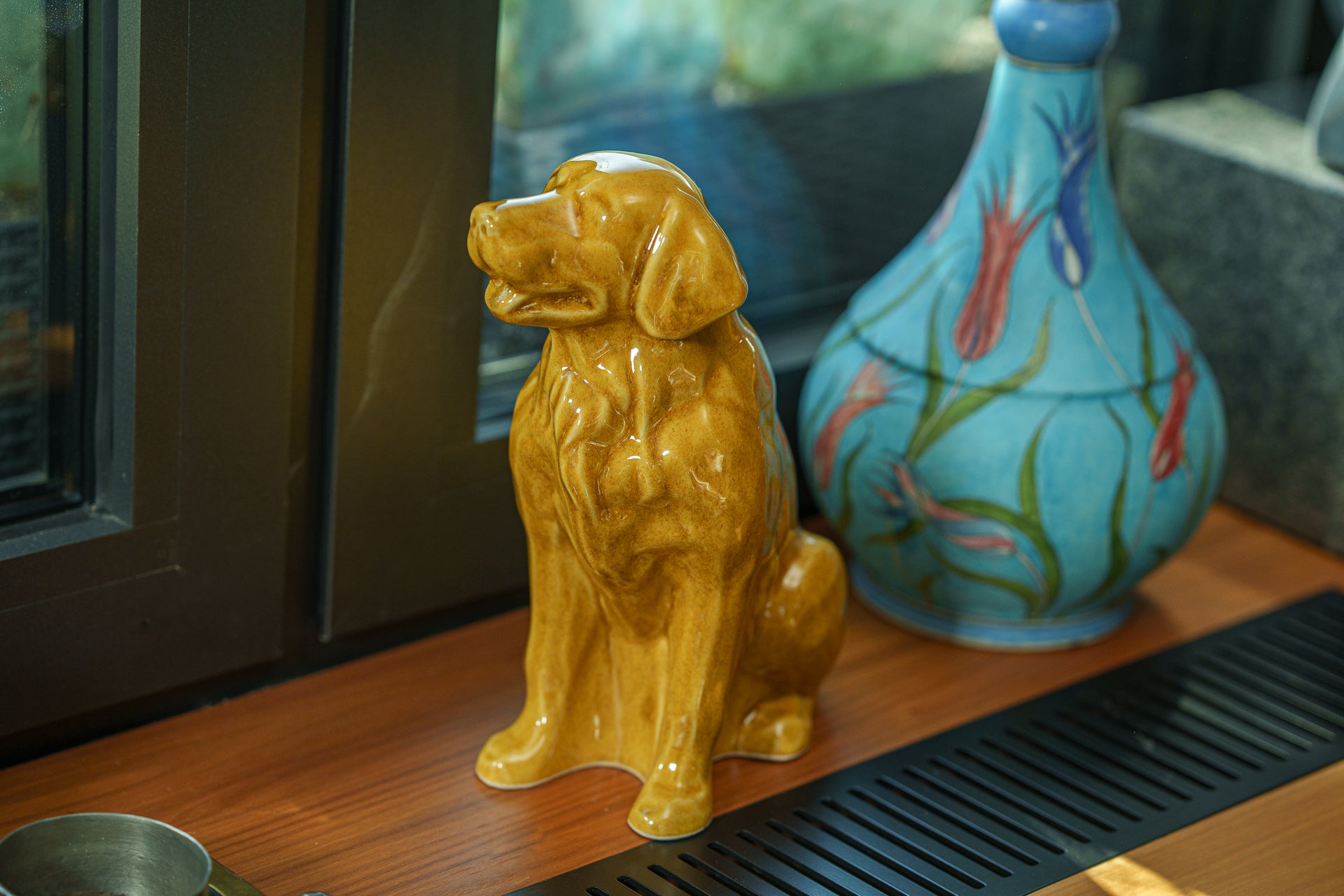 新品　陶器犬　大型犬　ゴールデン　レトリバー　難有　オブジェ　置物　イエロー 犬 置物 本物そっくり ゴールデンレトリバー のんびり 大型