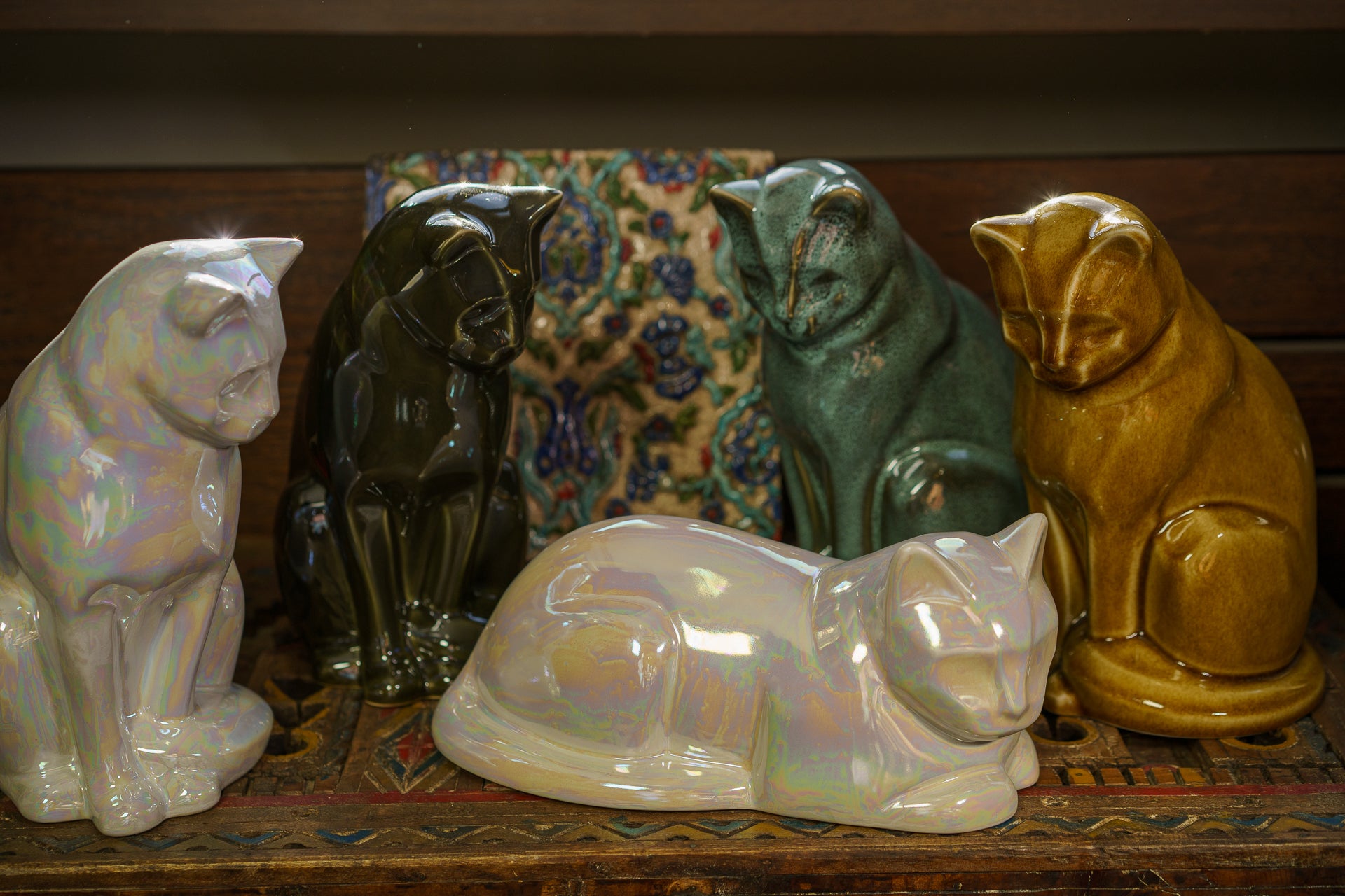 座り猫の骨壺 - ランプブラック | 陶器 | ハンドメイド – SpiriTails