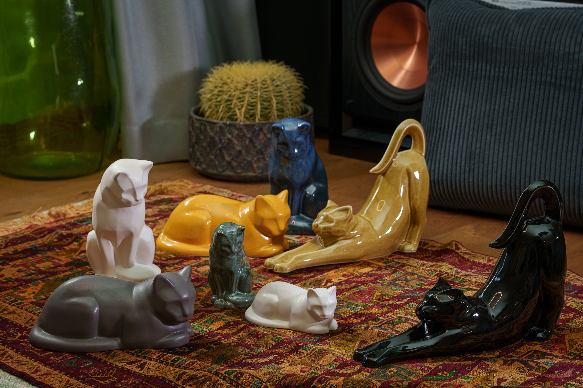 座り猫のミニ骨壺 - マットホワイト | 陶器 | ハンドメイド